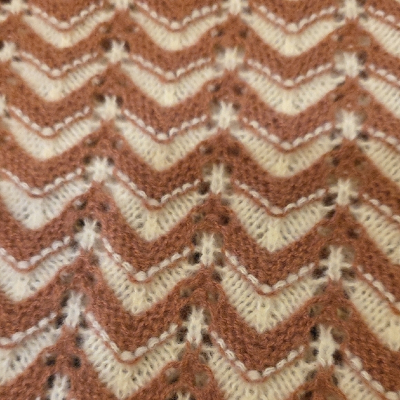 NWT Lumiere Women's Chevron Knit Sweater - Cream and Dusty Rose Size Medium - Picture 4 of 7